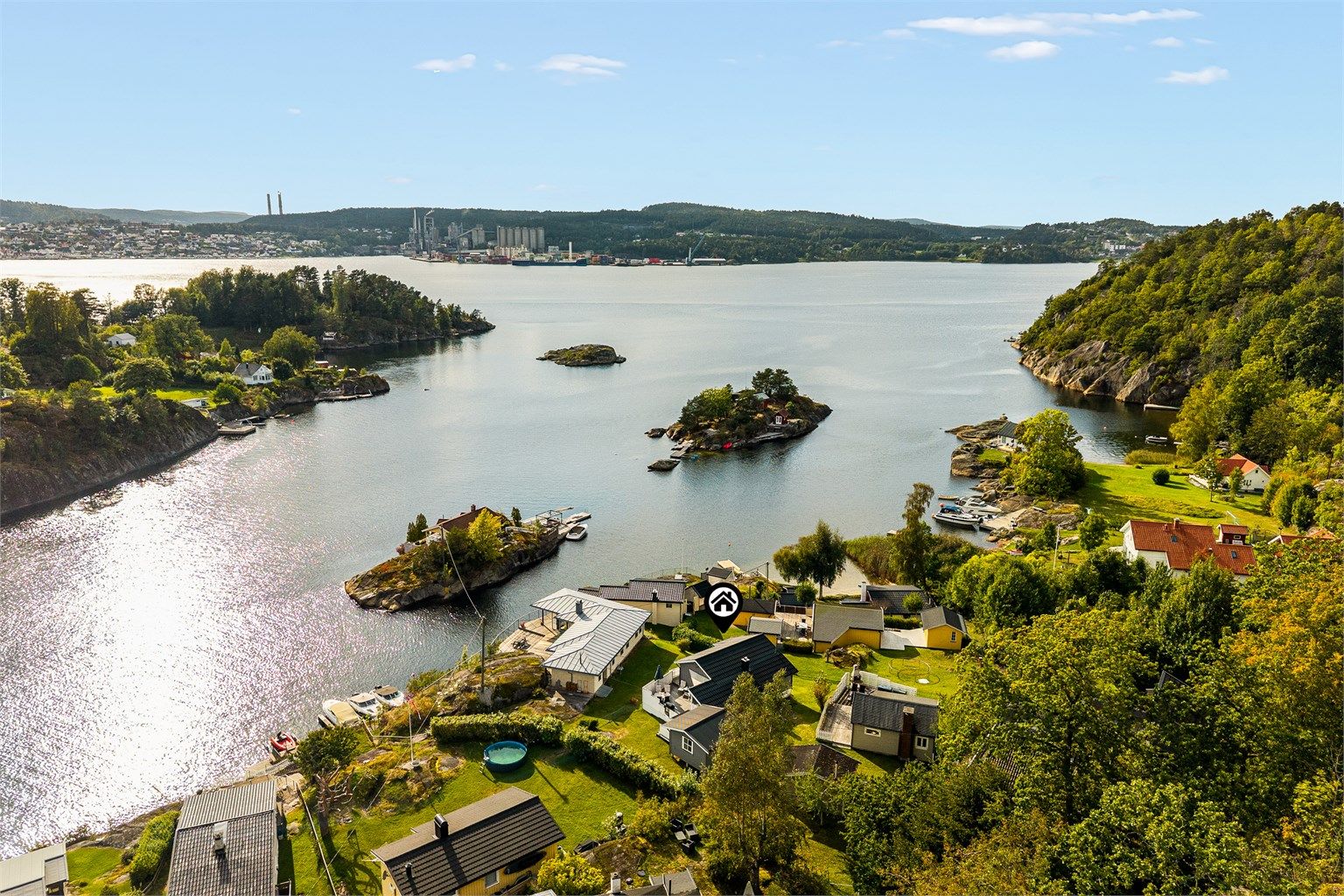 Det er en kort båttur over til Brevik med matbutikk og restaurant. Det er heller ikke langt til Stathelle med kjøpesenter eller Helgeroa for en fin dagsutflukt.