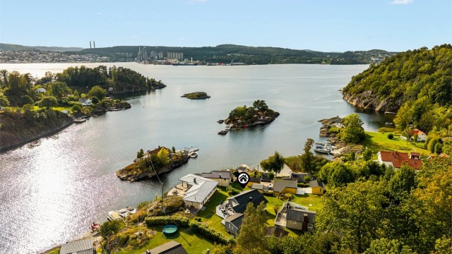 Det er en kort båttur over til Brevik med matbutikk og restaurant. Det er heller ikke langt til Stathelle med kjøpesenter eller Helgeroa for en fin dagsutflukt.