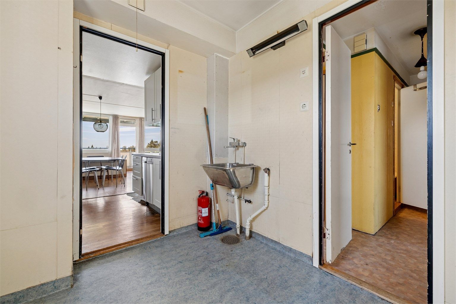 Det praktiske vaskerommet er utstyrt med utslagsvask og gir god arbeidsplass.