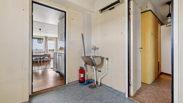 Det praktiske vaskerommet er utstyrt med utslagsvask og gir god arbeidsplass.