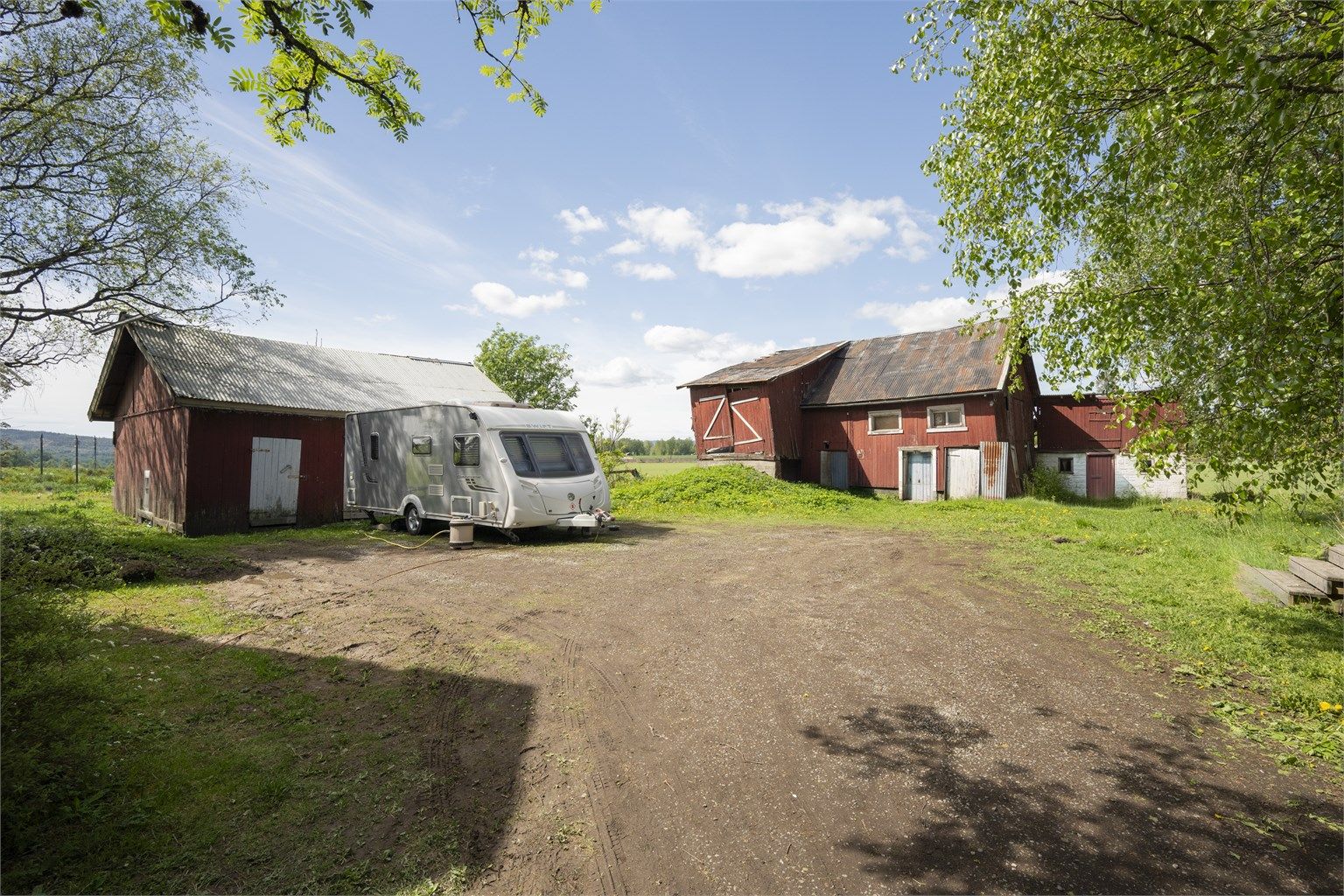 På tomten er det stabbur over to etasjer på totalt 23 m² (1.etasje 12 m² og loft 11 m²), låve på 189 m² (kondemnabel), vognskjul/verksted på 45 m² og bod på 7 m². Her er det god lagringsplass. TG3 på andre byggverk, drenering og rom under terreng