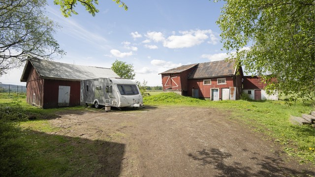 På tomten er det stabbur over to etasjer på totalt 23 m² (1.etasje 12 m² og loft 11 m²), låve på 189 m² (kondemnabel), vognskjul/verksted på 45 m² og bod på 7 m². Her er det god lagringsplass. TG3 på andre byggverk, drenering og rom under terreng