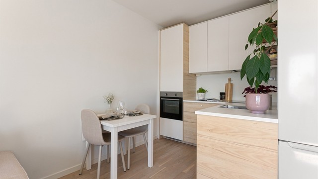 Det er plass til en hyggelig spiseplass i tilknytning til kjøkkenet.