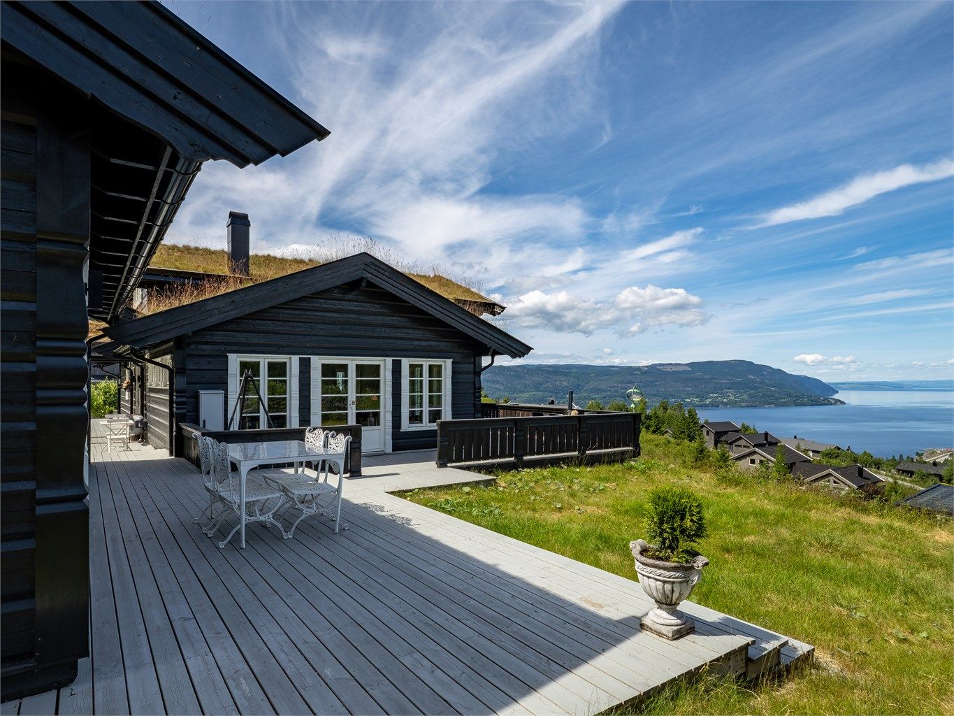 Eiendommen har hele 194 kvm med terrasse og balkong.
