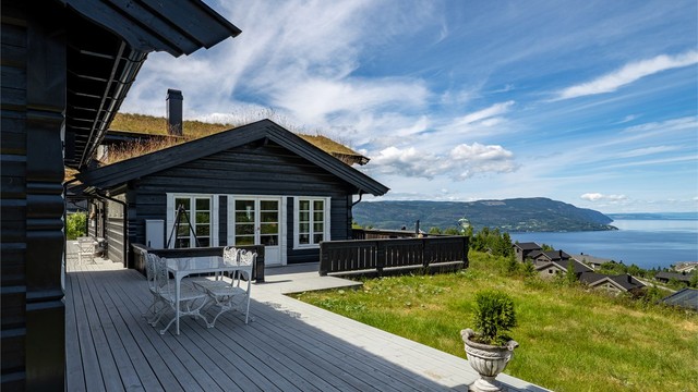 Eiendommen har hele 194 kvm med terrasse og balkong.