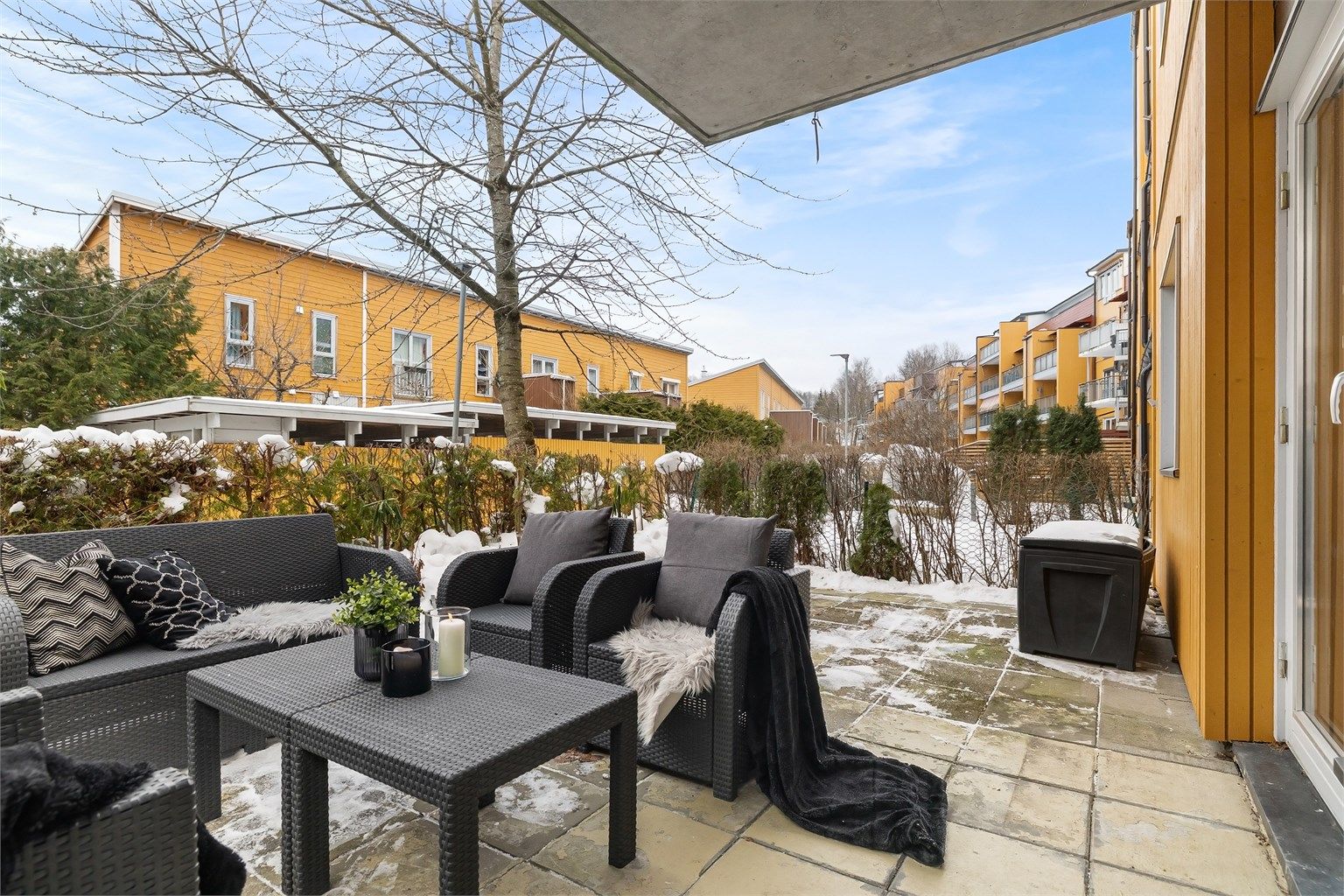 Gjennomgående og tilbaketrukket 4-roms endeleilighet i 1. etasje