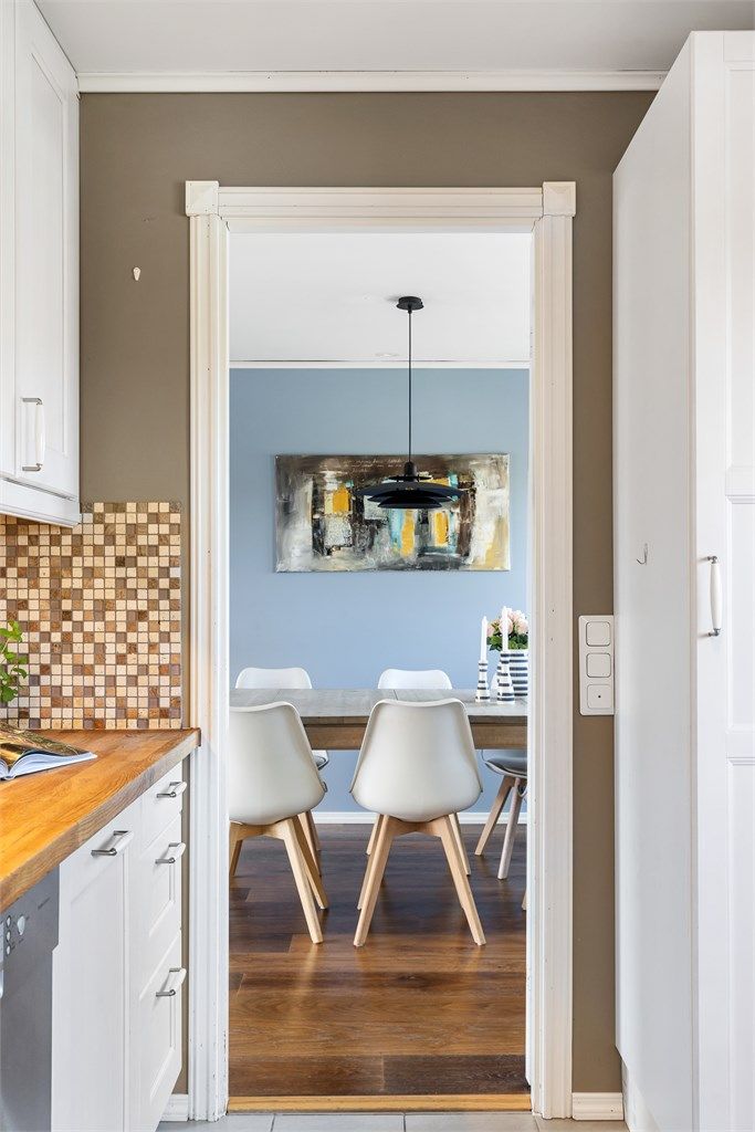 Fra kjøkkenet er det åpen tilgang til spisestuen.