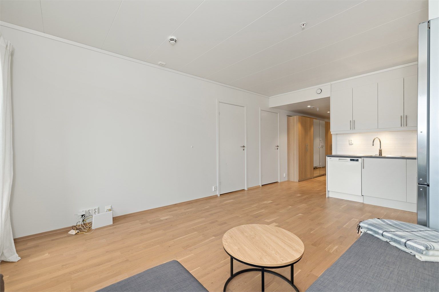 Det er også fin plass til en liten spiseplass mellom kjøkken og stue