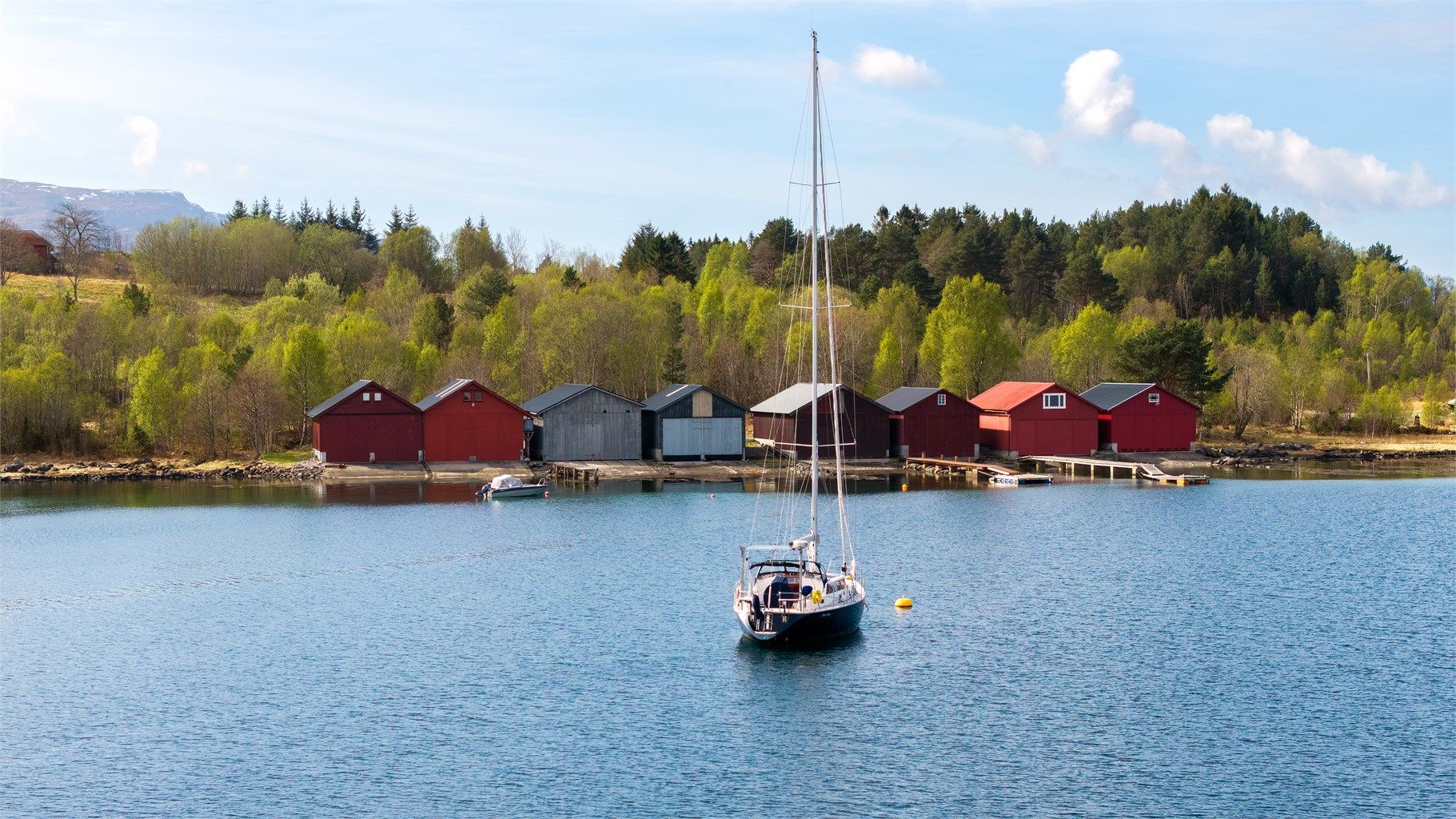 Et idyllisk og skjermet naustområde, perfekt for rekreasjon og båtliv.