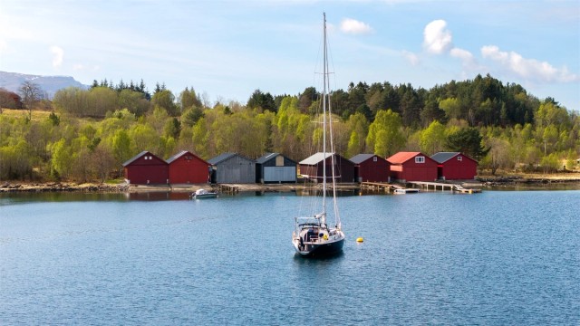 Et idyllisk og skjermet naustområde, perfekt for rekreasjon og båtliv.