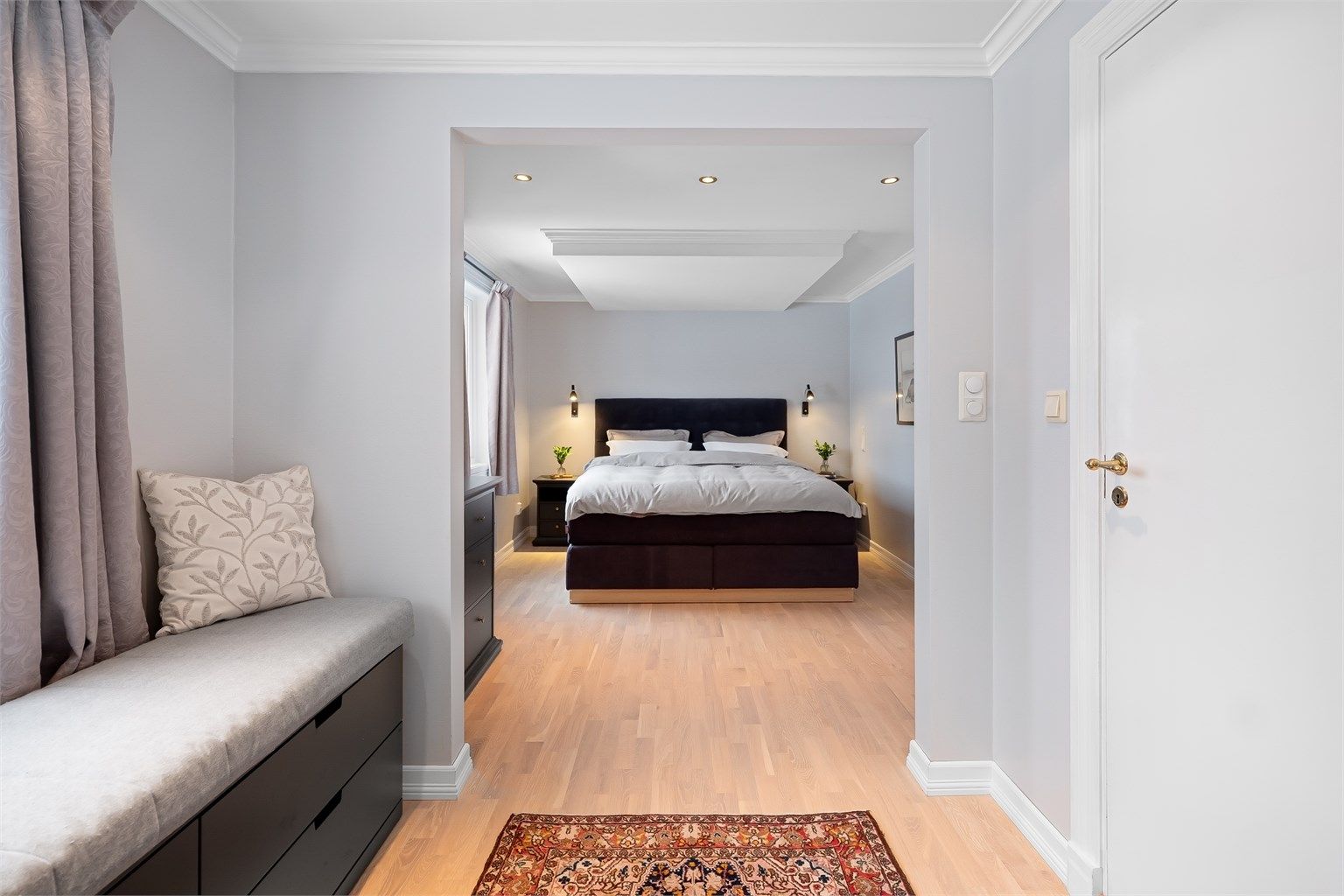 Rommet har en egen avdeling som kan fungere som kontorplass eller walk-in-garderobe.