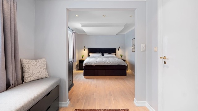 Rommet har en egen avdeling som kan fungere som kontorplass eller walk-in-garderobe.