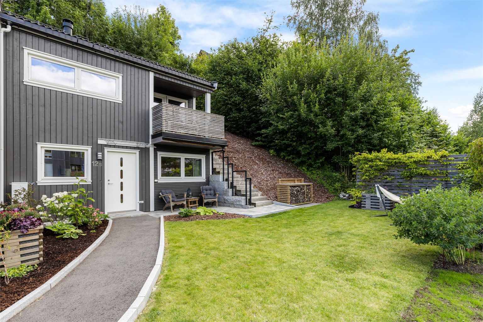 Her får du en stilren del av tomannsbolig med 2 soverom, 1 bad, 2 boder, veranda og takterrasse. Biloppstillingsplass. Nærhet til offentlig kommunikasjon