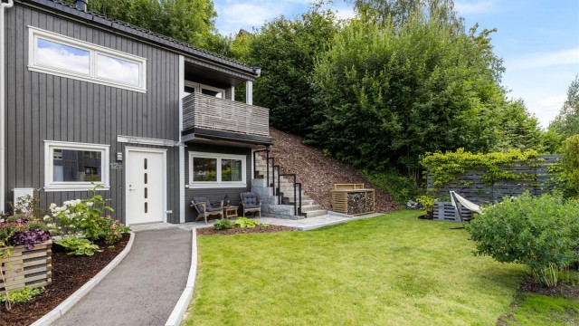 Her får du en stilren del av tomannsbolig med 2 soverom, 1 bad, 2 boder, veranda og takterrasse. Biloppstillingsplass. Nærhet til offentlig kommunikasjon