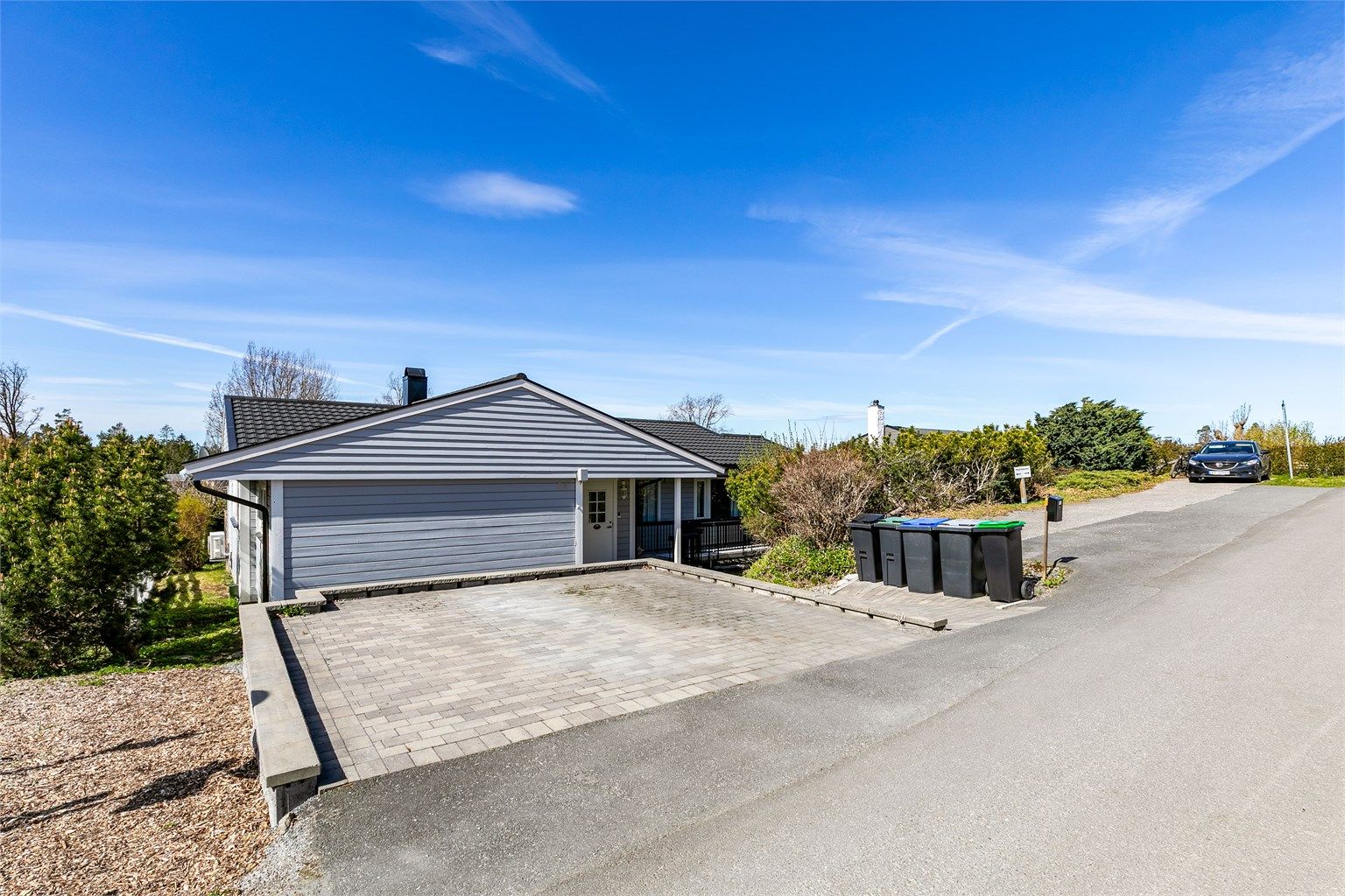 Ny oppstillingsplass for to biler ble anlagt i 2019. Det er i tillegg oppstillingsplass for ytterligere to biler lenger nord på tomten, langs Rugdeveien.
