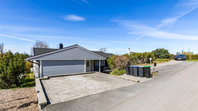 Ny oppstillingsplass for to biler ble anlagt i 2019. Det er i tillegg oppstillingsplass for ytterligere to biler lenger nord på tomten, langs Rugdeveien.