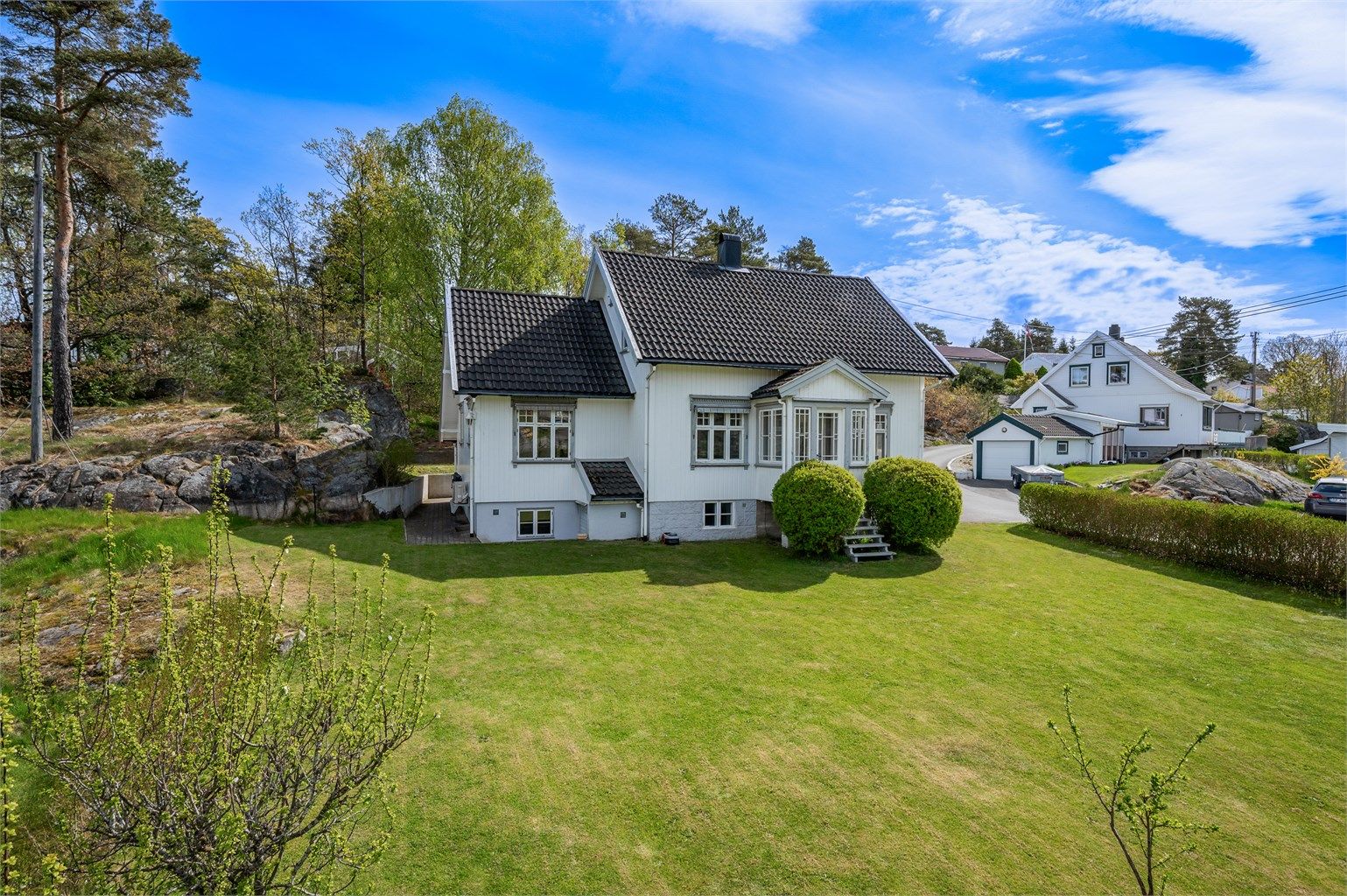 Boligen har en klassisk arkitektur og flotte utearealer