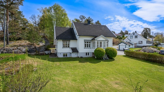 Boligen har en klassisk arkitektur og flotte utearealer