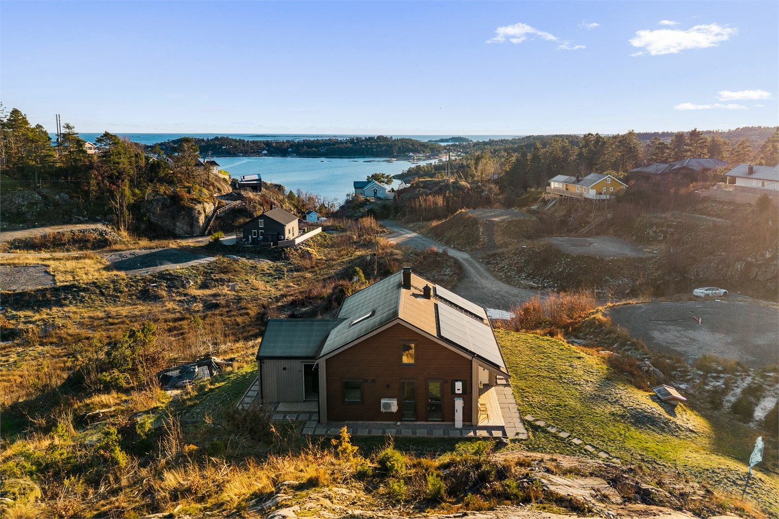 Hytta har et veltrimmet og moderne formspråk, stram i kroppen, med gode funksjoner og en behagelig åpenhet.