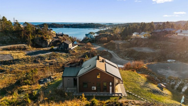 Hytta har et veltrimmet og moderne formspråk, stram i kroppen, med gode funksjoner og en behagelig åpenhet.