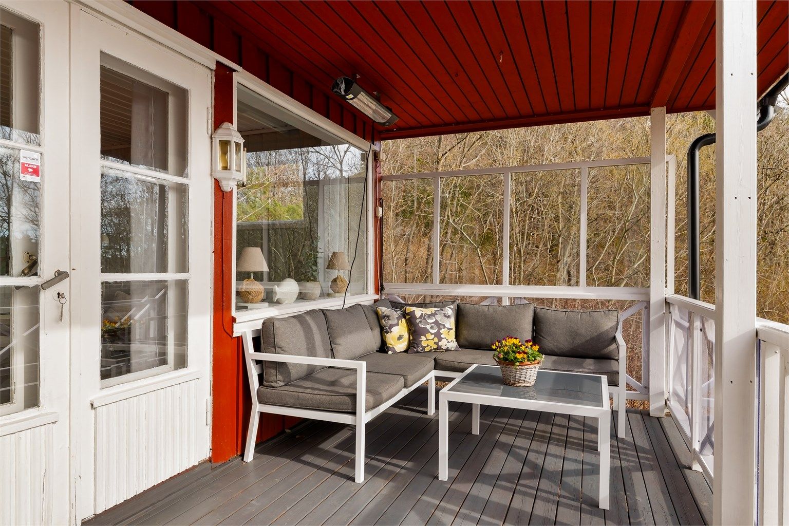 HER ELLER DER: Frokostplass, lunsjplass, kaffeplass. Sitteplasser er det flere av. Denne med overbygg og takvarme.