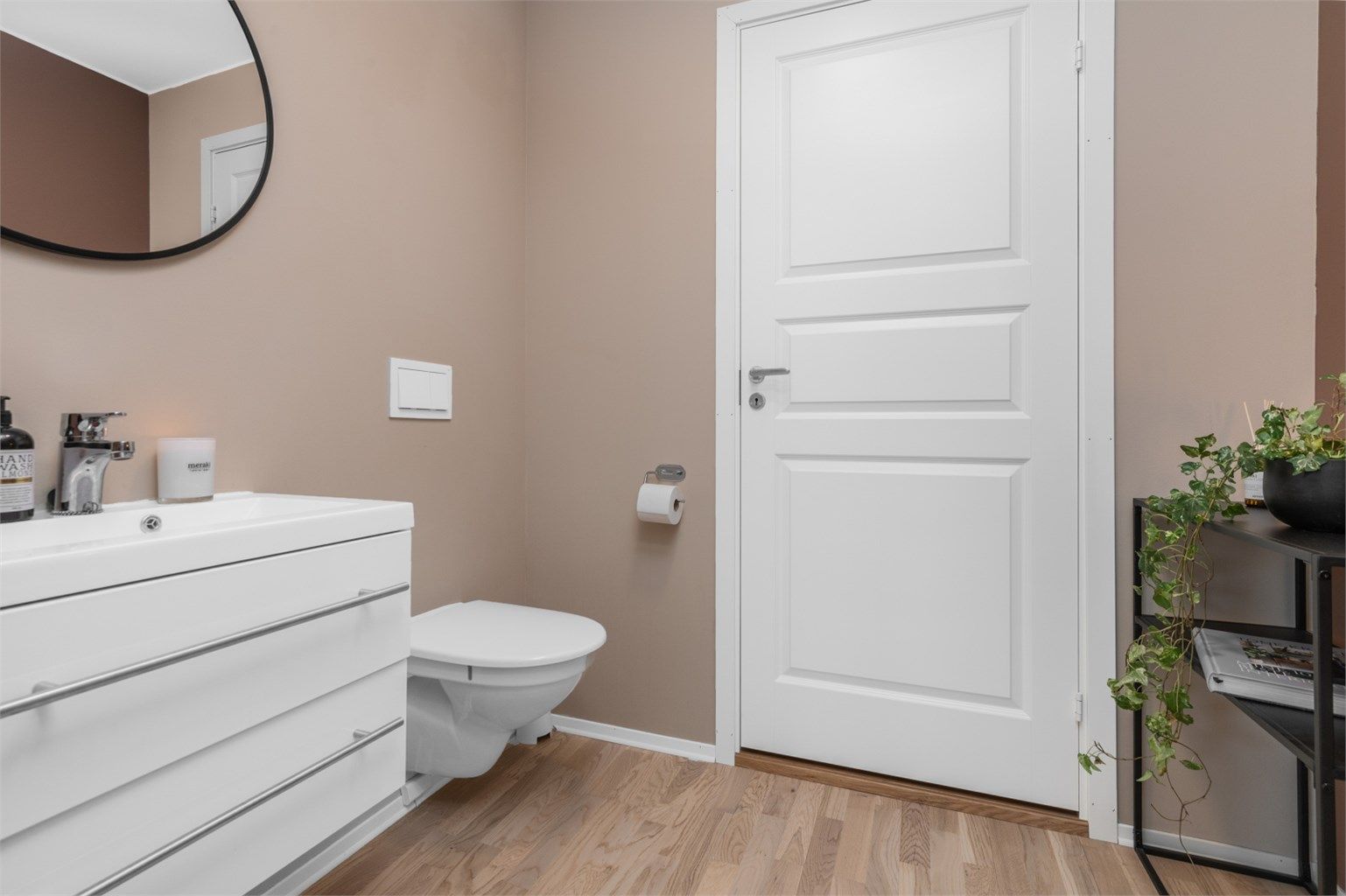 Toalettrommet er på 3 kvm, og har blant annet servantinnredning med skuffer samt vegghengt toalett. I tillegg sinner man teknisk rom på 4 kvm med gode oppbevaringsmuligheter. 