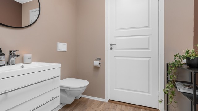 Toalettrommet er på 3 kvm, og har blant annet servantinnredning med skuffer samt vegghengt toalett. I tillegg sinner man teknisk rom på 4 kvm med gode oppbevaringsmuligheter.