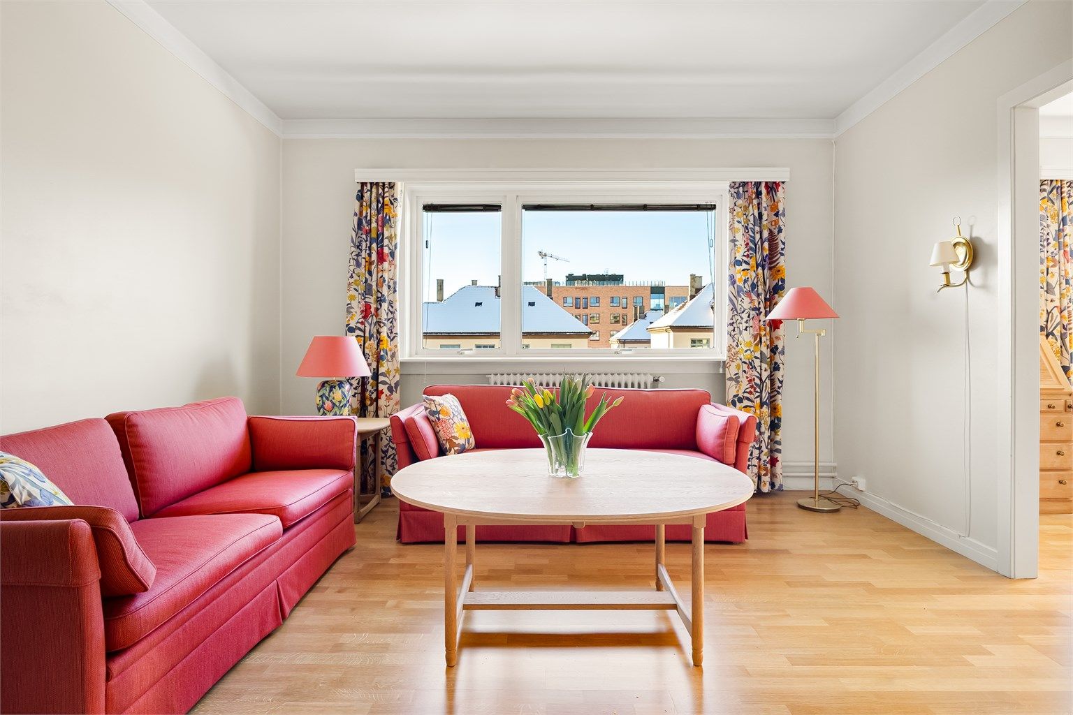 Her har du plass til å innrede med sofagruppe med tilhørende salongbord, tv med tilhørende tv-møbler. 