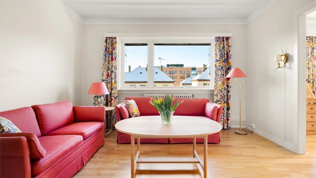 Her har du plass til å innrede med sofagruppe med tilhørende salongbord, tv med tilhørende tv-møbler.
