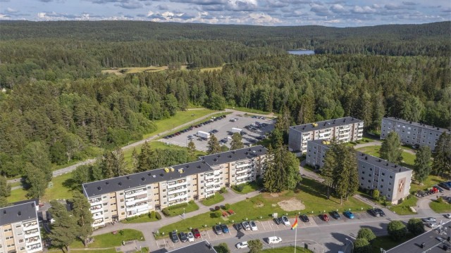 Vil du bo med marka som nærmeste nabo?
Borettslaget ligger helt inntil markagrensa .Marka med sine uante turmuligheter sommer som vinter, befinner seg så å si i "bakgårdshagen din"