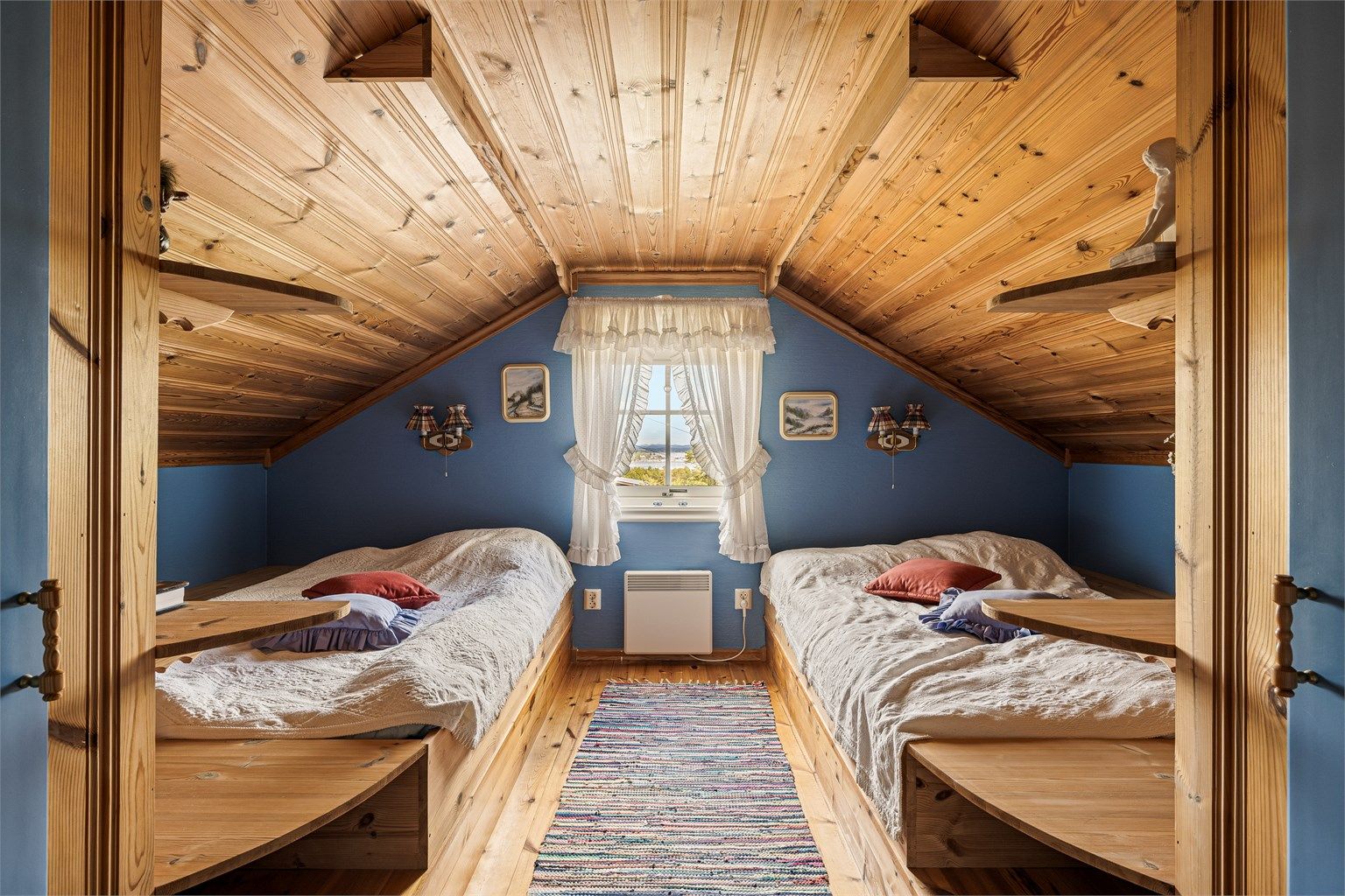 Alle soverommene er trivelig innredet og i ulike fargenyanser.