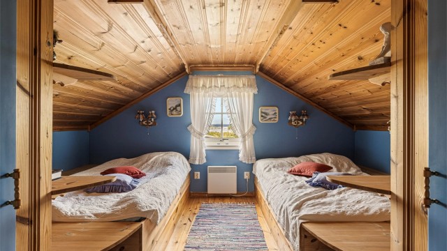 Alle soverommene er trivelig innredet og i ulike fargenyanser.