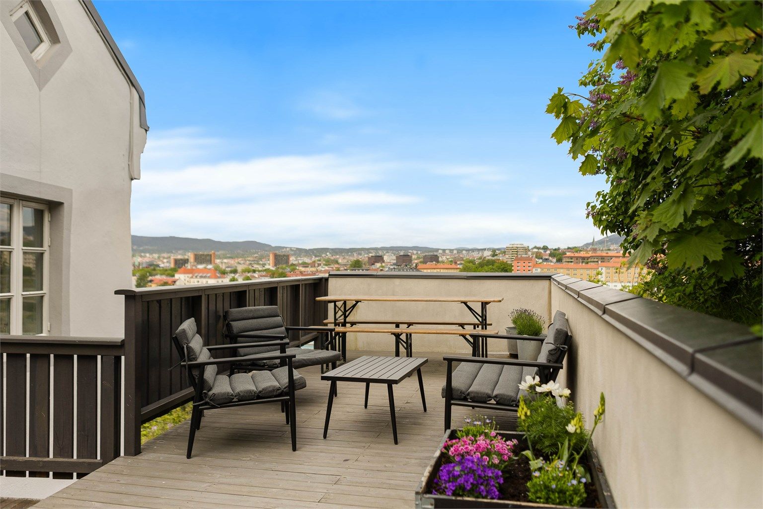 Sameiet har en stor, felles takterrasse som er møblert med sittegrupper.