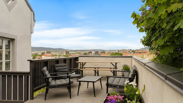Sameiet har en stor, felles takterrasse som er møblert med sittegrupper.