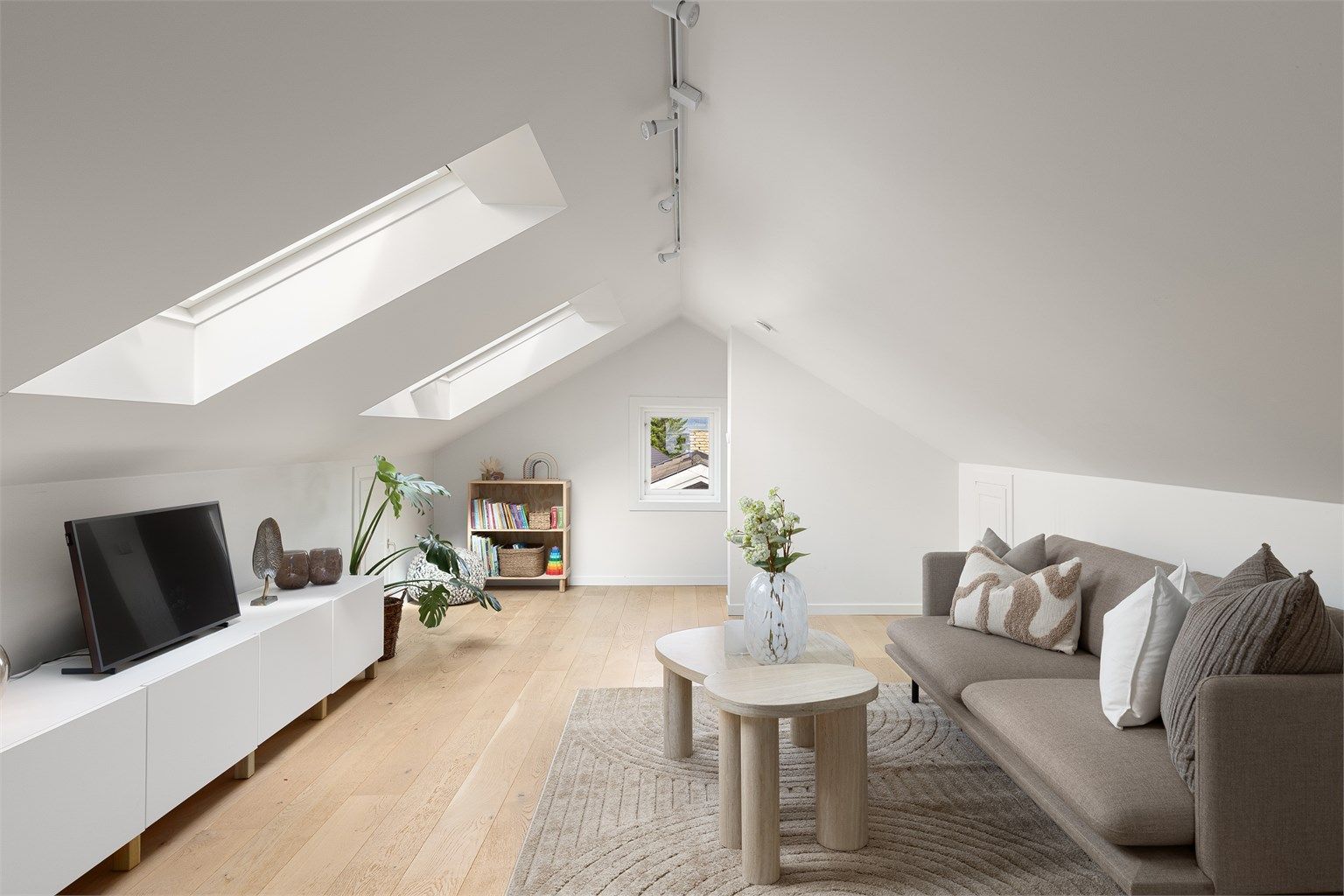 Loftsetasjen har et totalt gulvareal på ca. 40 kvm, pluss kneloft. Selv om rommene har skråtak er de fortsatt enkle å innrede med plass til både sofa og TV-benk langs veggene i loftstuen, og seng og kommoder på soverommet