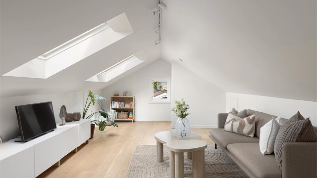 Loftsetasjen har et totalt gulvareal på ca. 40 kvm, pluss kneloft. Selv om rommene har skråtak er de fortsatt enkle å innrede med plass til både sofa og TV-benk langs veggene i loftstuen, og seng og kommoder på soverommet