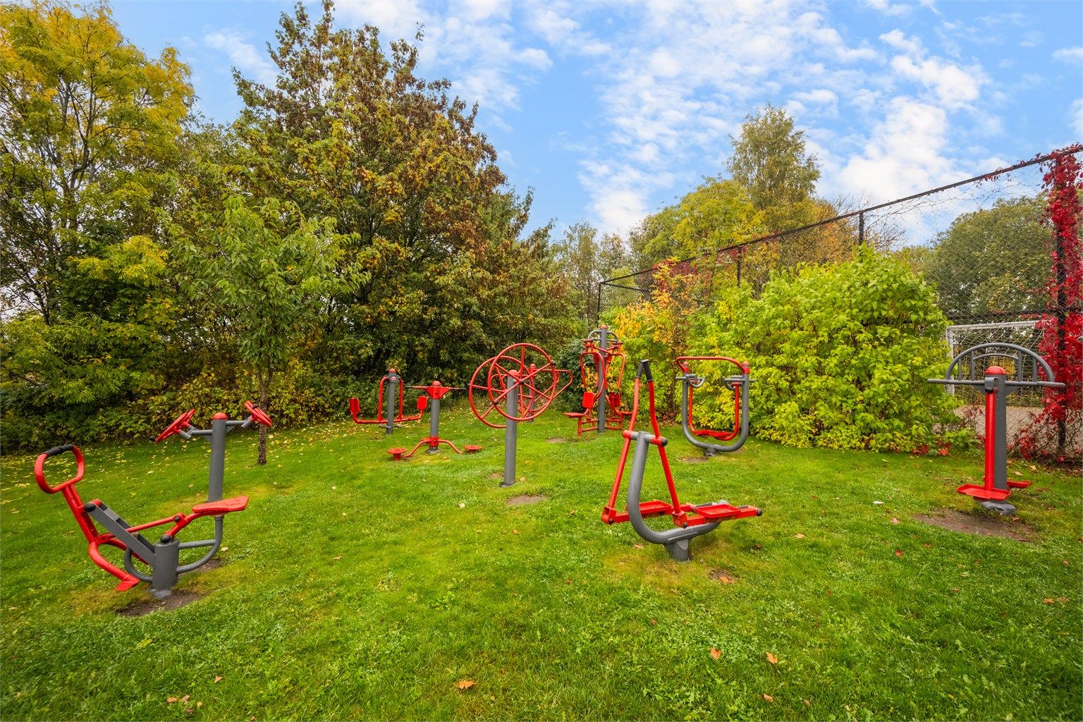 Utendørs treningspark i nærområdet gir gode muligheter for egentrening i frisk luft, med Østmarka og Alnaparken innen kort rekkevidde for lengre turer.
