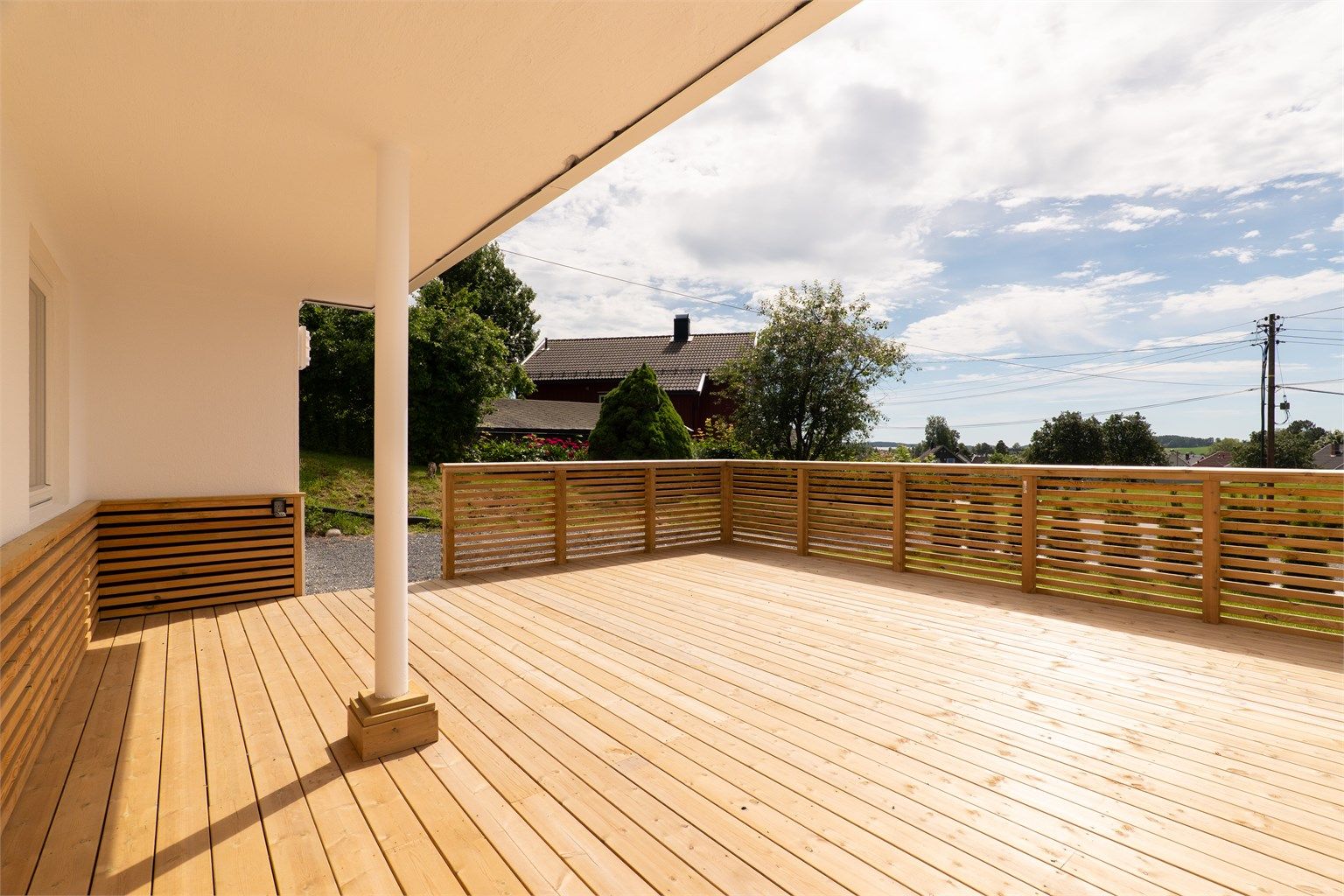 Sommerstid er det dagen gjennom alltid et sted med sol rundt ytterveggene.