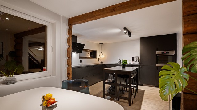 Kjøkkenet ble i 2018 oppgradert med ny innredning fra IKEA i stilsikker sort profil.