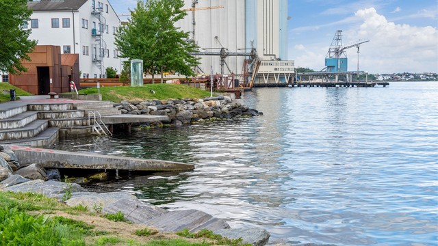 Flotte brygge- og badeanlegg langs sjøkanten på Storhaug.