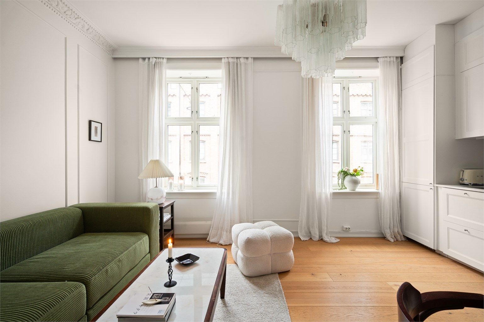 Leilighetens store vindusflater og dype karmer sørger for mye naturlig lys inn.