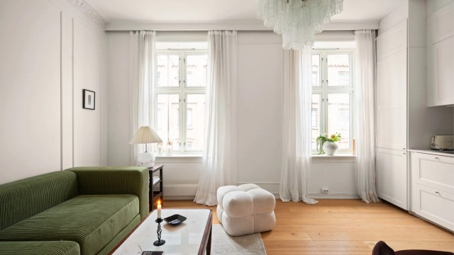 Leilighetens store vindusflater og dype karmer sørger for mye naturlig lys inn.