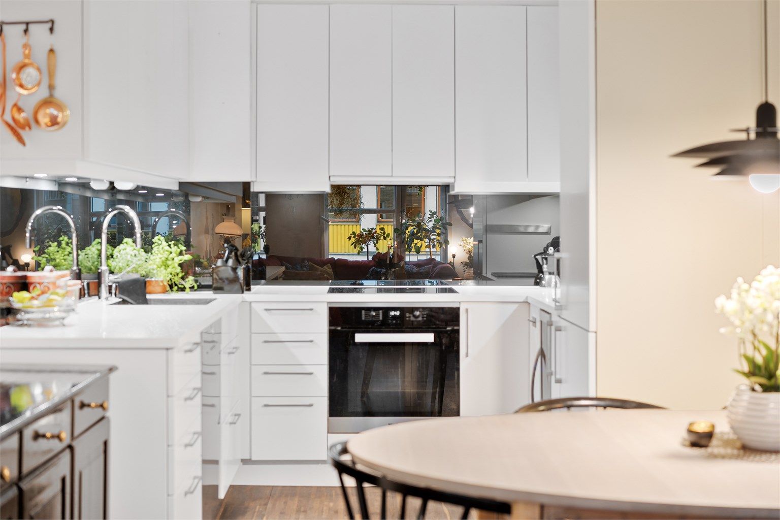 Kjøkkenet er utstyrt med stekeovn, platetopp, oppvaskmaskin, kjøleskap, vinskap og ventilator. 