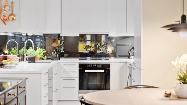 Kjøkkenet er utstyrt med stekeovn, platetopp, oppvaskmaskin, kjøleskap, vinskap og ventilator.