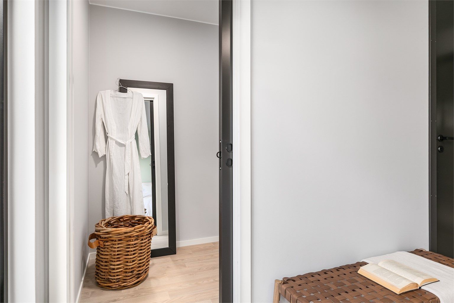 I omkledningsrommet kan du skape ditt eget walk-in closet, med garderobeinnredning tilpasset personlige preferanser.