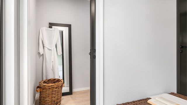 I omkledningsrommet kan du skape ditt eget walk-in closet, med garderobeinnredning tilpasset personlige preferanser.