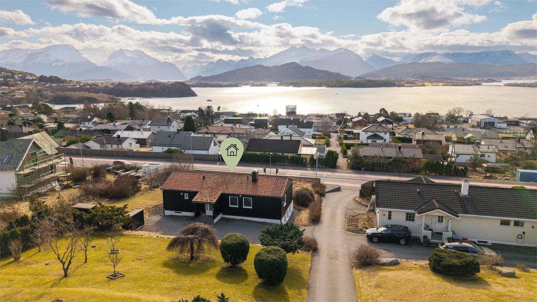 Dronebilde av eiendommen tatt fra nord mot syd mot Borgundfjorden og Sunnmørsfjella