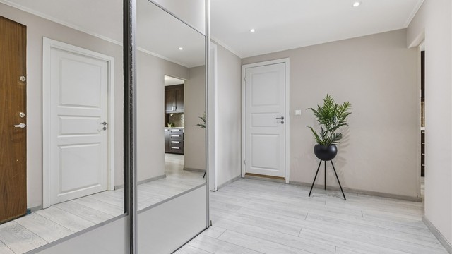 Lys entré med adkomst til alle rom i leiligheten. Skyvedørsgarderobe med god plass til oppheng av tøy og oppbevaring av sko