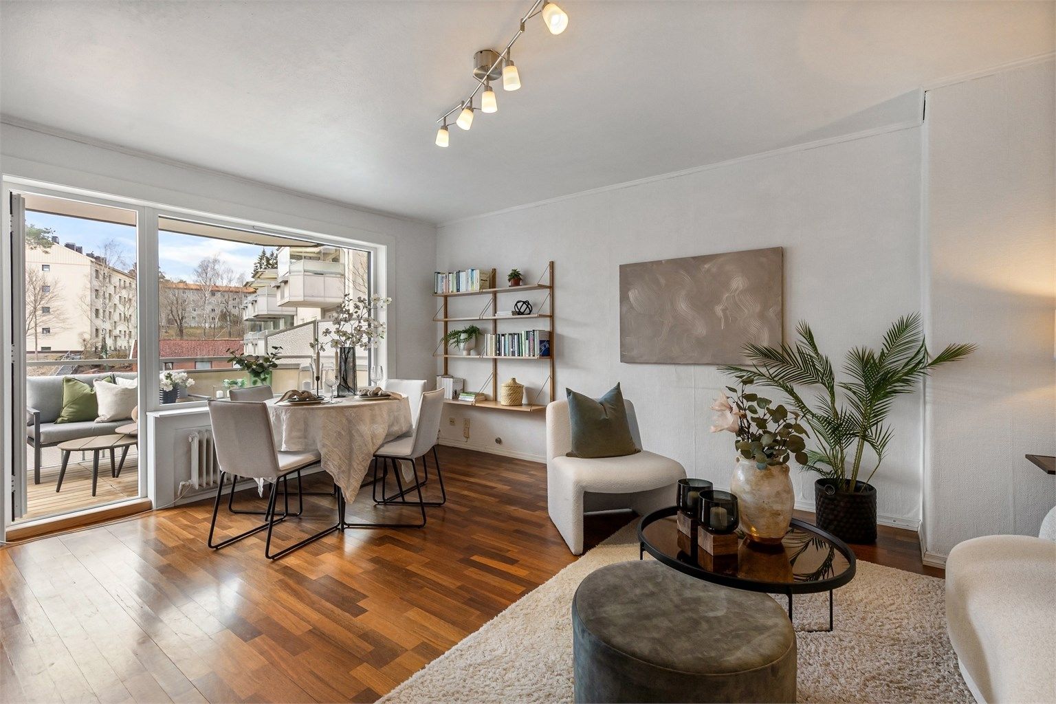 Fra stuen er det utgang til en vestvendt balkong på 8 m²