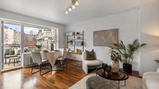 Fra stuen er det utgang til en vestvendt balkong på 8 m²